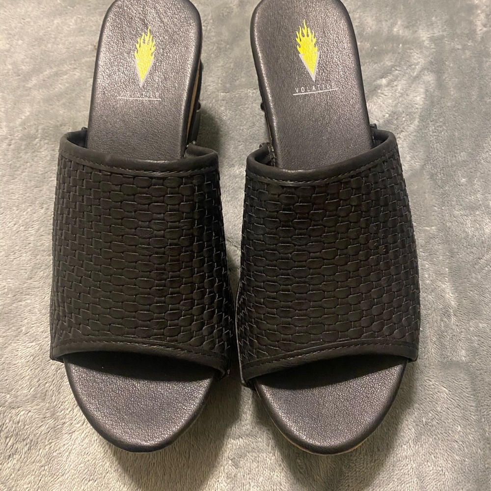Black volatile sandals platform never been worn